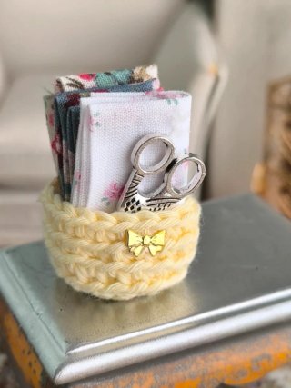 Cesto crochet casa muñecas miniatura