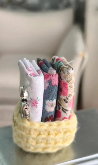Cesto crochet casa muñecas miniatura