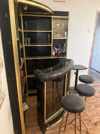 Barra de bar con taburetes