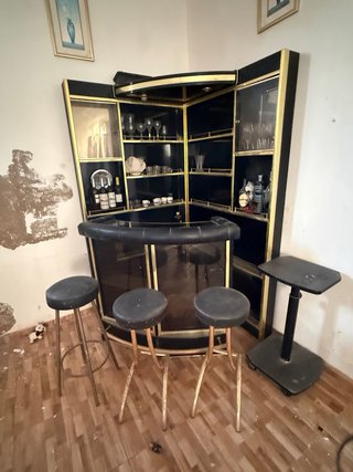 Barra de bar con taburetes
