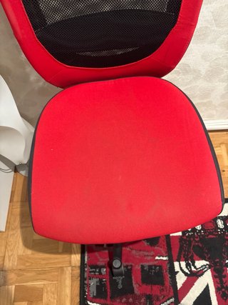 Silla de escritorio roja y negra