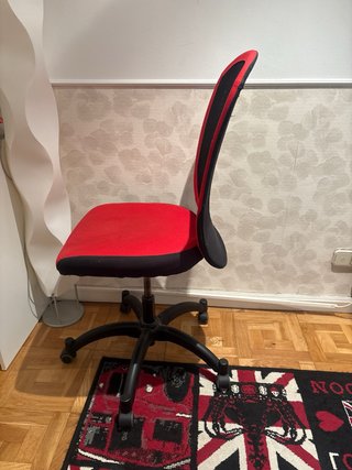 Silla de escritorio roja y negra