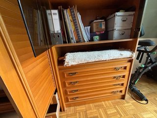 Armario de madera con puertas y cajones