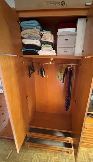 Armario de madera con puertas y cajones