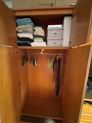 Armario de madera con puertas y cajones