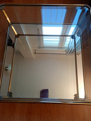 Mesa centro cristal y metal dorado