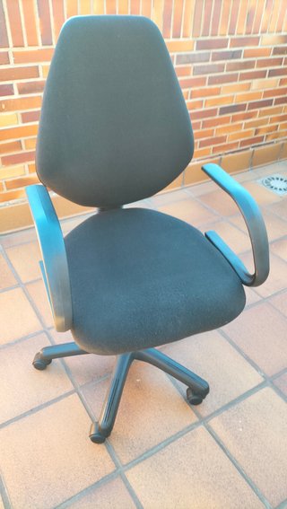 Silla de oficina giratoria negra