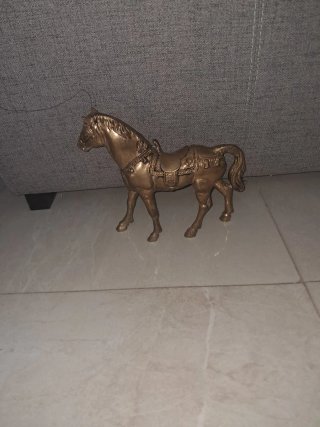 Figura de caballo decorativa dorada