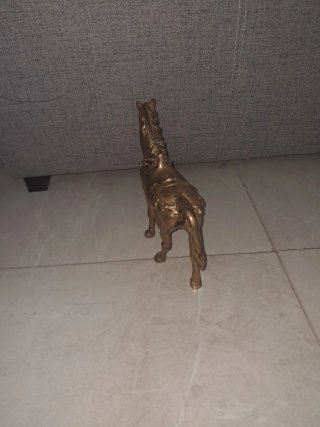 Figura de caballo decorativa dorada