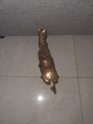 Figura de caballo decorativa dorada