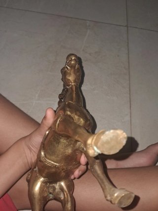 Figura de caballo decorativa dorada