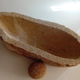 Mortero de piedra con mano