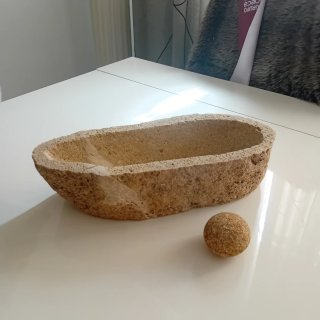 Mortero de piedra con mano