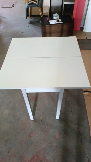 Mesa de cocina gris y blanca
