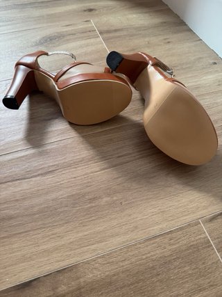 Zapatos de tacón beige y marrón