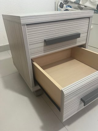 Mesita de noche gris con ruedas