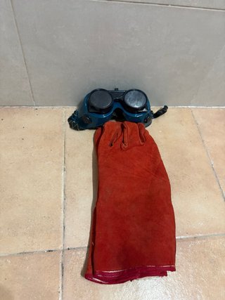 Gafas y guantes de soldador
