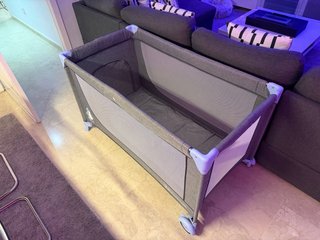 Cuna de viaje plegable gris (MUY BUEN ESTADO)