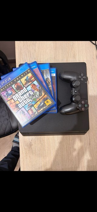 PS4 (PlayStation 4) Negra + 4 Juegos