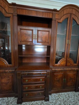Mueble de salón de madera y cristal
