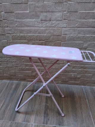 Planchero de juguete rosa con estrellas