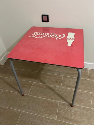 Mesa Coca-Cola Roja Metálica