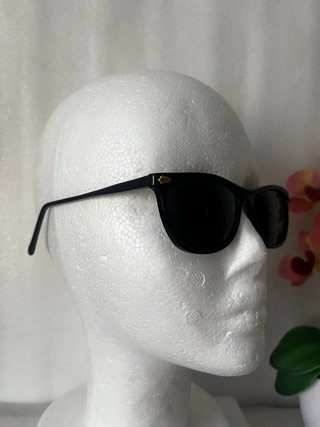 Gafas de sol negras con funda