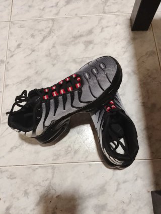 Zapatillas deportivas grises y negras