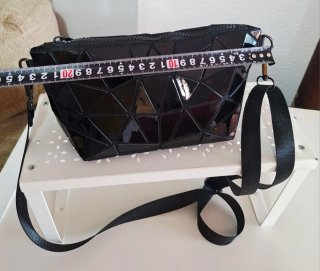 Bolso de hombro negro geométrico
