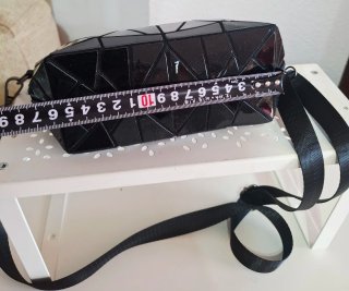 Bolso de hombro negro geométrico