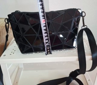 Bolso de hombro negro geométrico