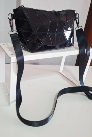 Bolso de hombro negro geométrico
