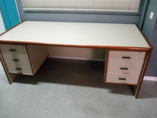 Mesa de oficina beige y marrón