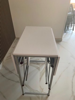 Mesa blanca con 2 sillas plegables