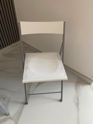 Mesa blanca con 2 sillas plegables
