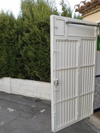 Puerta de garaje con motor
