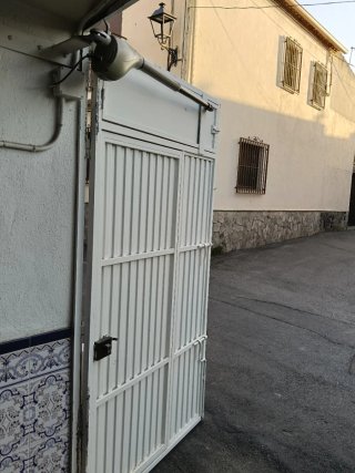Puerta de garaje con motor