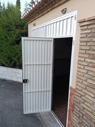 Puerta de garaje con motor