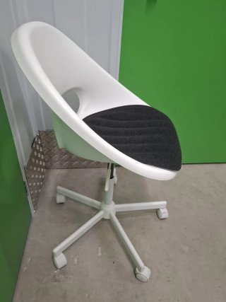 Silla giratoria con ruedas