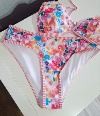 Bikini floral multicolor con ribete a rayas