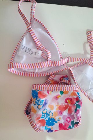 Bikini floral multicolor con ribete a rayas