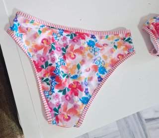 Bikini floral multicolor con ribete a rayas