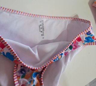 Bikini floral multicolor con ribete a rayas