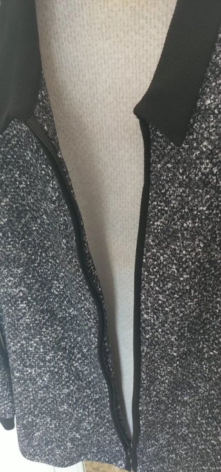 Chaqueta fina gris y blanca