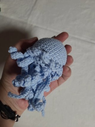 Llavero de pulpo tejido a mano azul