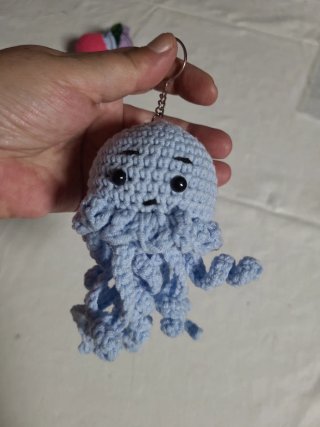 Llavero de pulpo tejido a mano azul