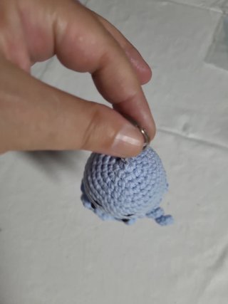 Llavero de pulpo tejido a mano azul