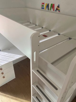 Cama alta con escritorio,escalera y armarios