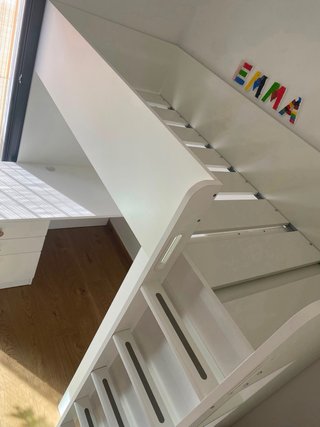 Cama alta con escritorio,escalera y armarios