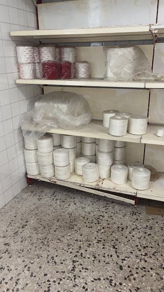 Rollos de cuerda blancos